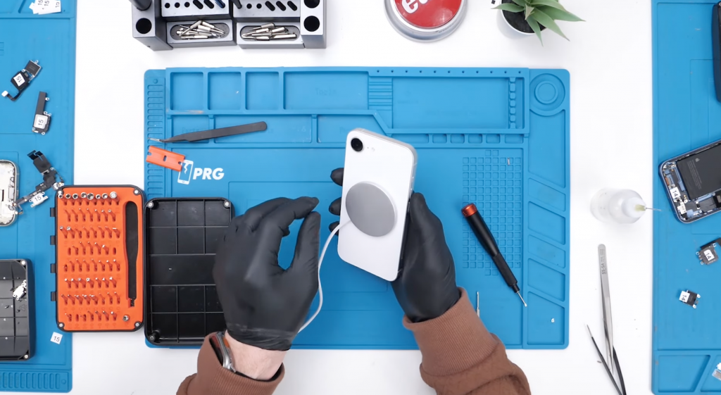 iPhone 16e 拆解:假的 iPhone 16,真的库存克星