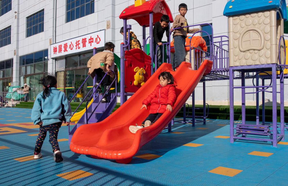 2025年1月21日，孩子们在云南省曲靖市会泽县钟屏街道为务工人员子女打造的爱心托管中心玩耍。新华社记者 江文耀 摄