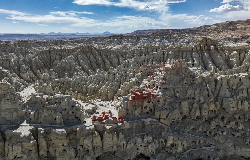 俯瞰皮央石窟群(无人机照片)。新华社记者 丁增尼达 摄