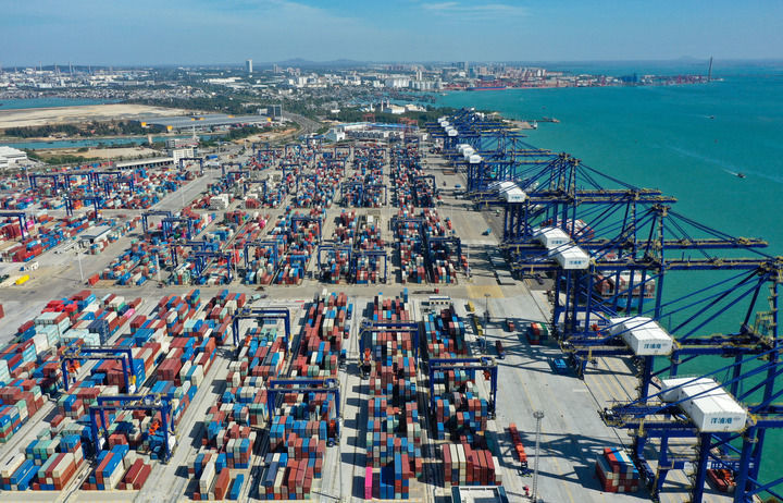 这是11月28日拍摄的洋浦港，是海南自贸港10个“二线口岸”之一（无人机照片）。新华社记者 郭程 摄