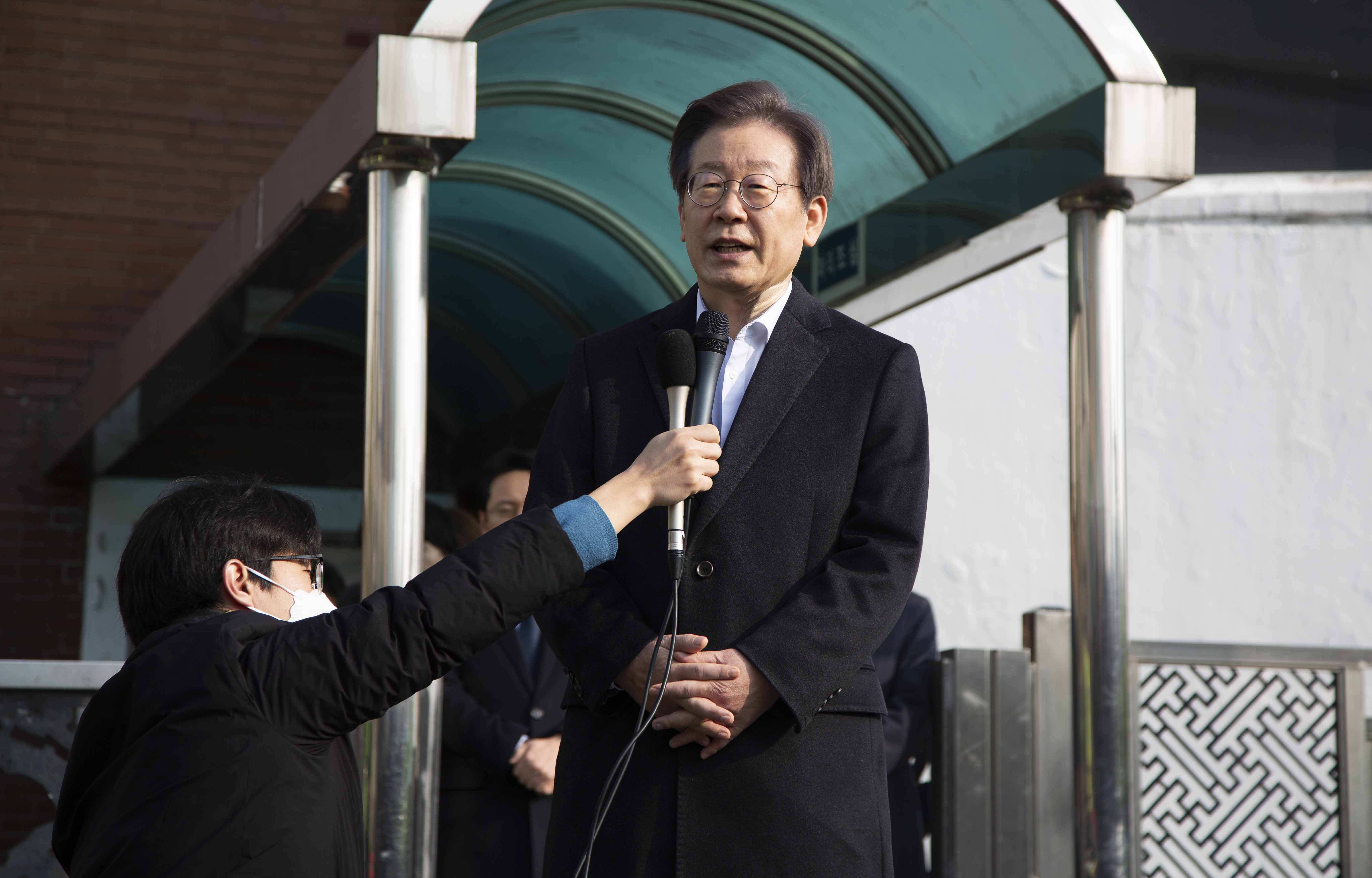 2024年1月10日，李在明遇袭受伤后从首尔大学医院出院时发表讲话。新华社发（全休相摄）