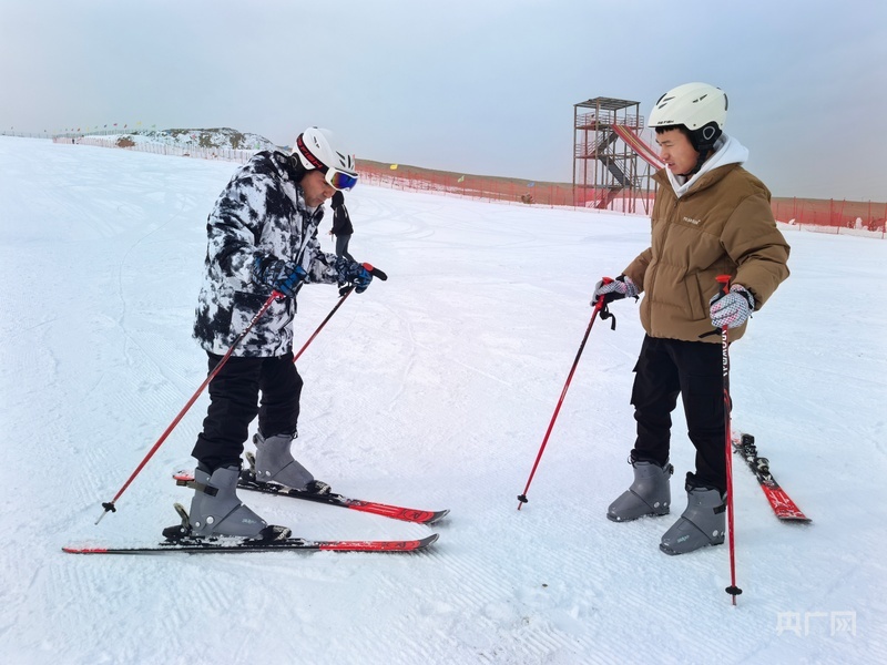 滑雪教练麦麦提江·穆纳尔丁正在指导游客滑雪 （央广网记者丁安 摄）