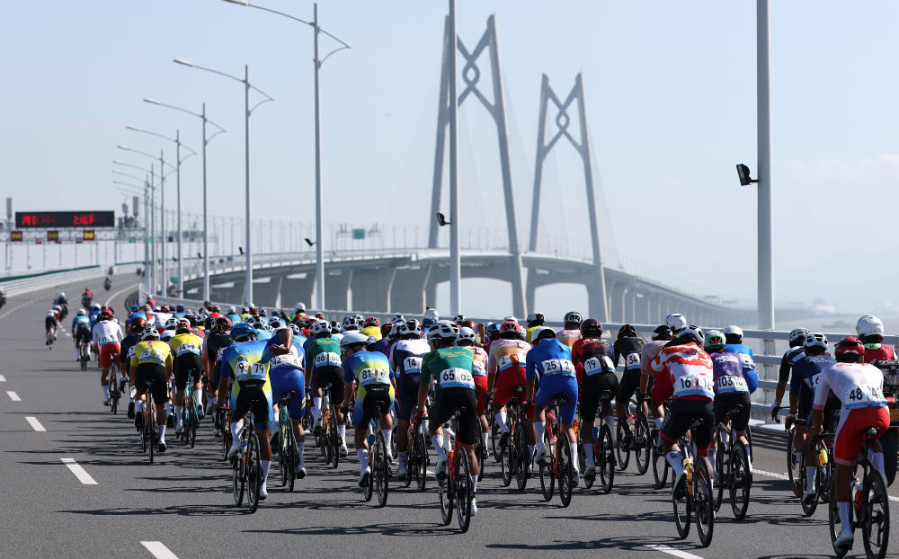 11月8日,参赛选手在港珠澳大桥骑行。当日进行的第十五届全国运动会公路自行车男子个人赛,赛道全程231.8公里,选手经过港珠澳大桥,跨越粤港澳三地。这是全运会历史上首次举办跨境比赛。新华社记者 毛思倩 摄