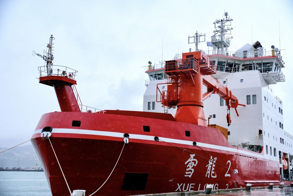 2025年3月18日拍摄的停靠在新西兰克赖斯特彻奇市利特尔顿港的“雪龙2”号。新华社发（严歆韵摄）