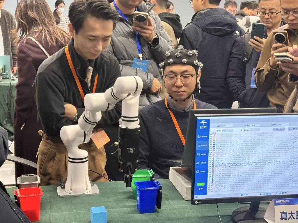 12月4日,脑机接口竞技赛脑控机械臂赛场。本文除标注外均为澎湃新闻记者 蒋乐来 图