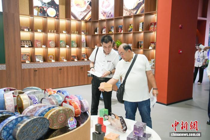 9月15日,东盟国家主流媒体记者参访位于广西南宁市的中国—东盟特色商品汇聚中心。陈冠言 摄