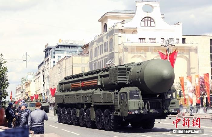 当地时间5月7日,纪念苏联伟大卫国战争胜利80周年阅兵式总彩排在俄罗斯首都莫斯科举行。图为战车编队从市中心驶过。 中新社记者 田冰 摄