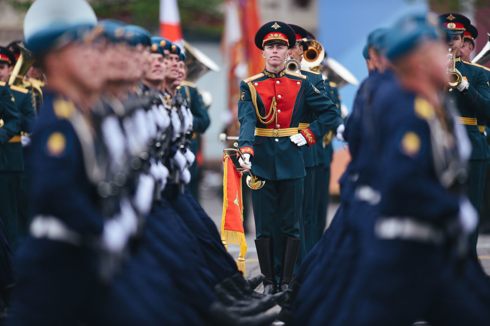 2019年5月9日,士兵在俄罗斯莫斯科举行的纪念卫国战争胜利74周年阅兵式上接受检阅。新华社发(叶甫盖尼·西尼岑摄)