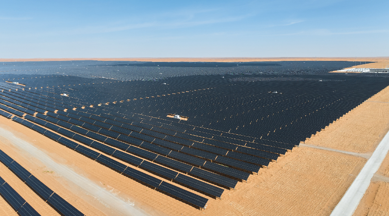 图为中国华电内蒙古腾格里“沙戈荒”新能源基地200万千瓦光伏项目。新华网发(康瑜 摄)
