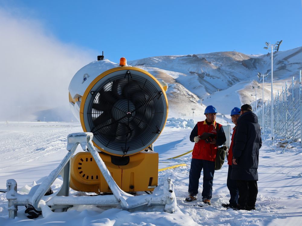 国网博尔塔拉供电公司工作人员对赛里木湖顶峰滑雪场进行用电设备检查。（奥吾东 摄）