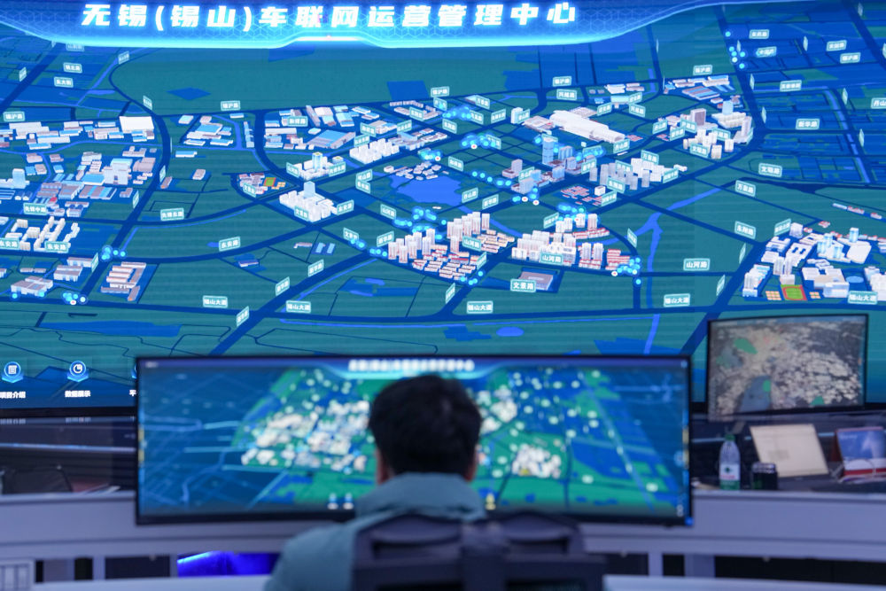 3月31日,工作人员在无锡(锡山)车联网运营管理中心监测系统运行情况。
