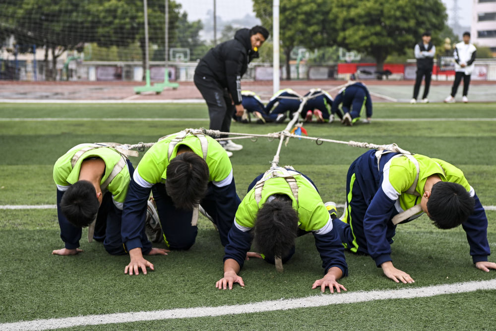 在位于广西兴业县的玉林市民族中学，学生们在体育课上体验运动项目大象拔河。新华社记者 曹祎铭 摄