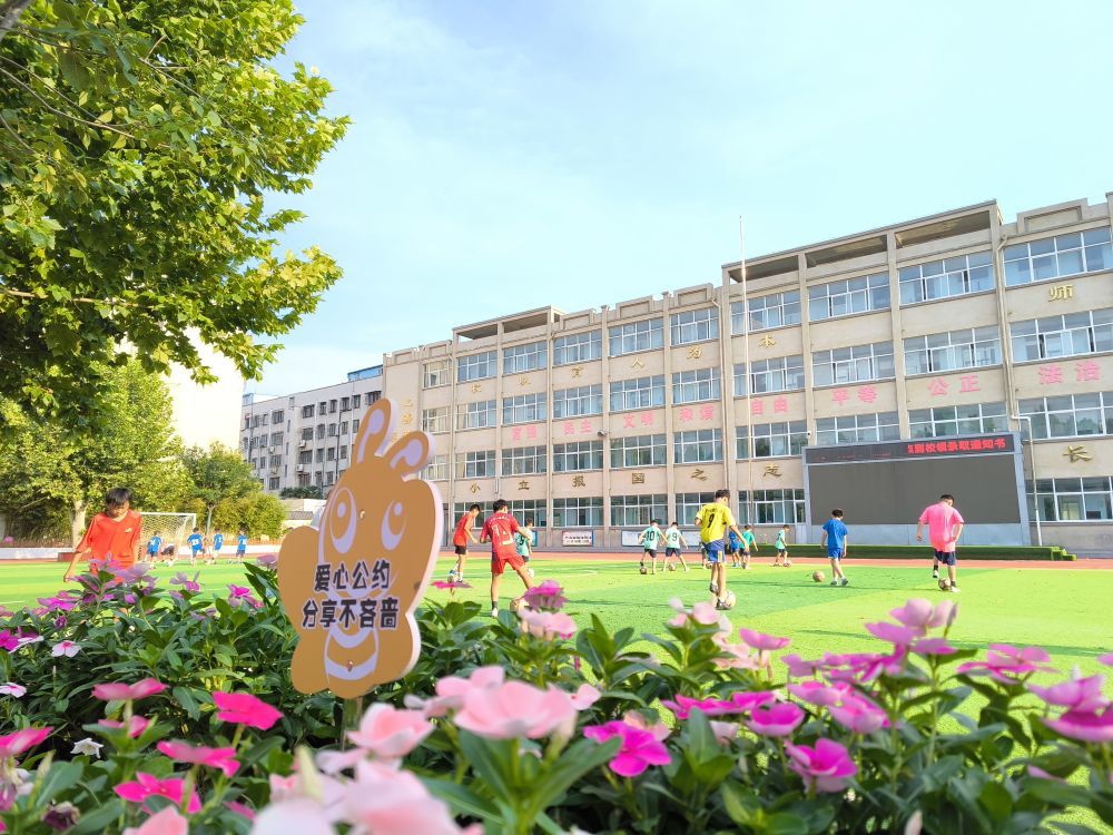 河南省开封市五一路第二小学以优美的环境迎接新学期的到来。(王正一摄)