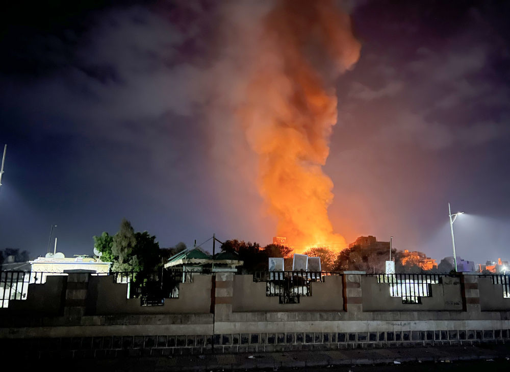 3月19日，也门首都萨那一处地点遭到美军空袭后升起浓烟和火焰（手机照片）。新华社发