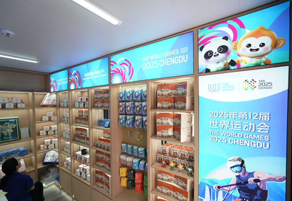 这是4月29日拍摄的成都世运会官方特许商品零售店“北京首店”内景。新华社记者 张晨霖 摄