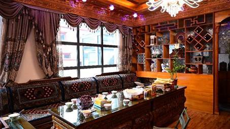 村民赞拉家中的传统藏式客厅。新华网发 刘蒙青摄