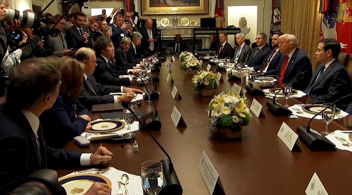 当地时间10月14日,阿根廷总统米莱访问美国,与特朗普在白宫会面。 视频截图