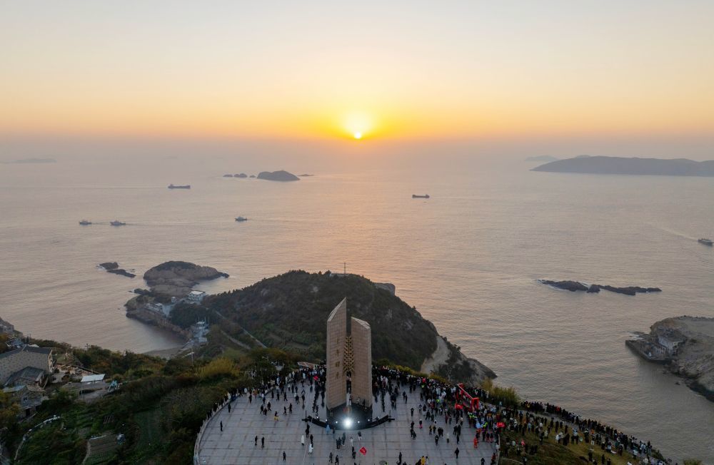 1月1日黎明，浙江温岭石塘镇迎翌日出。（徐伟杰 摄）