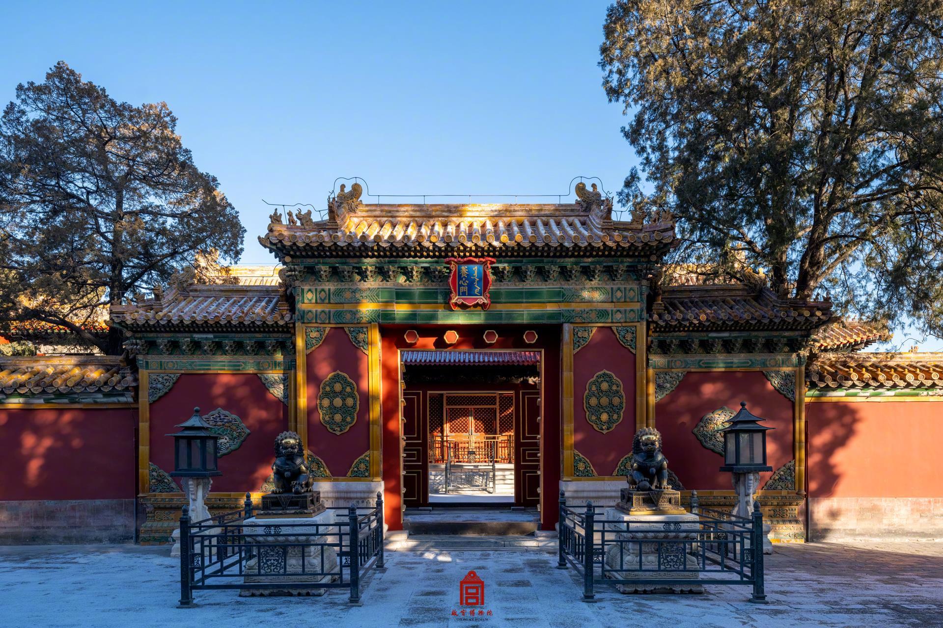 2015年,养心殿研究性保护项目启动,经过为期10年的系统性修缮保护,有效解决了建筑瓦顶、墙体、油饰等方面存在的问题,恢复并延续了养心殿区域的健康状态,改善了室内文物的保存环境。