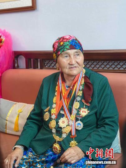 布茹玛汗·毛勒朵13日在家中接受采访。胡嘉琛 摄