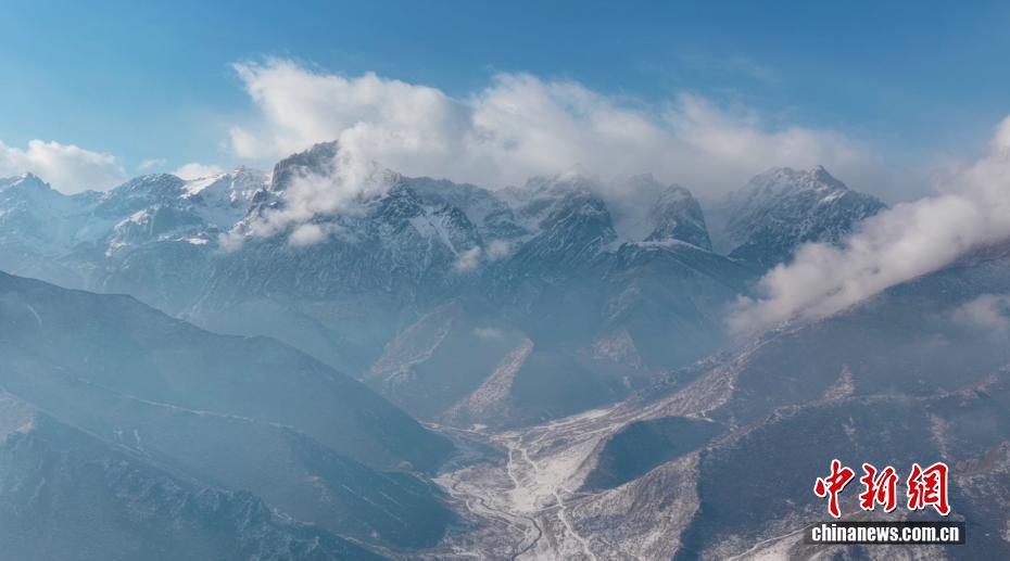 图为雪山笼罩在云海里　王春财　摄