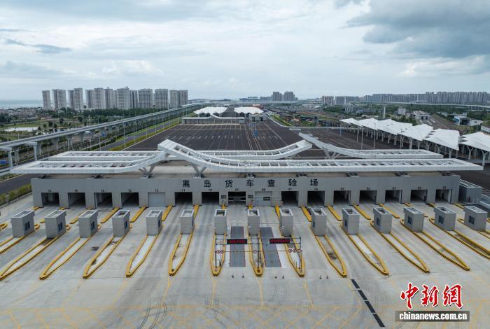 7月23日,航拍海口新海港和南港“二线口岸”(货运)集中查验场。 中新网记者 骆云飞 摄