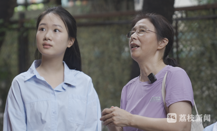 吴旋女儿吴建琦（右）与青年学生晏萌