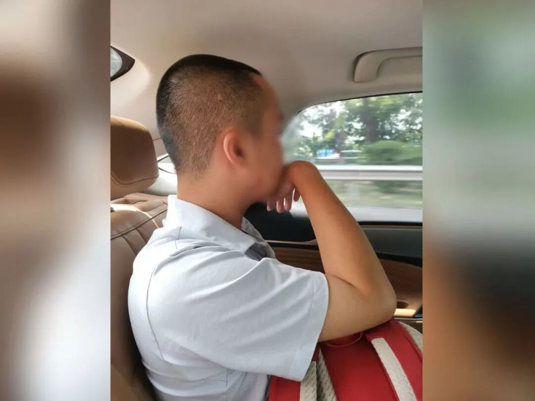 李嘉在去學(xué)校的路上