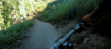 ↑旦增吉美在全国青少年自行车山地速降系列赛中摔倒