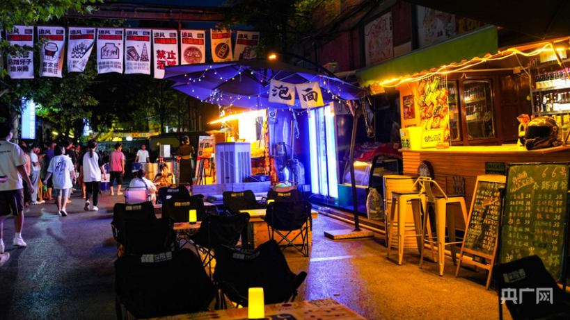 游客在街区游玩（央广网记者 郝振青 摄）