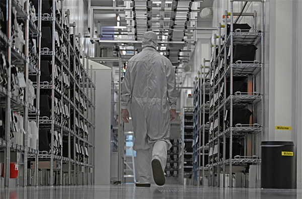 安世半导体的一名员工走过该公司的洁净室。 视觉中国