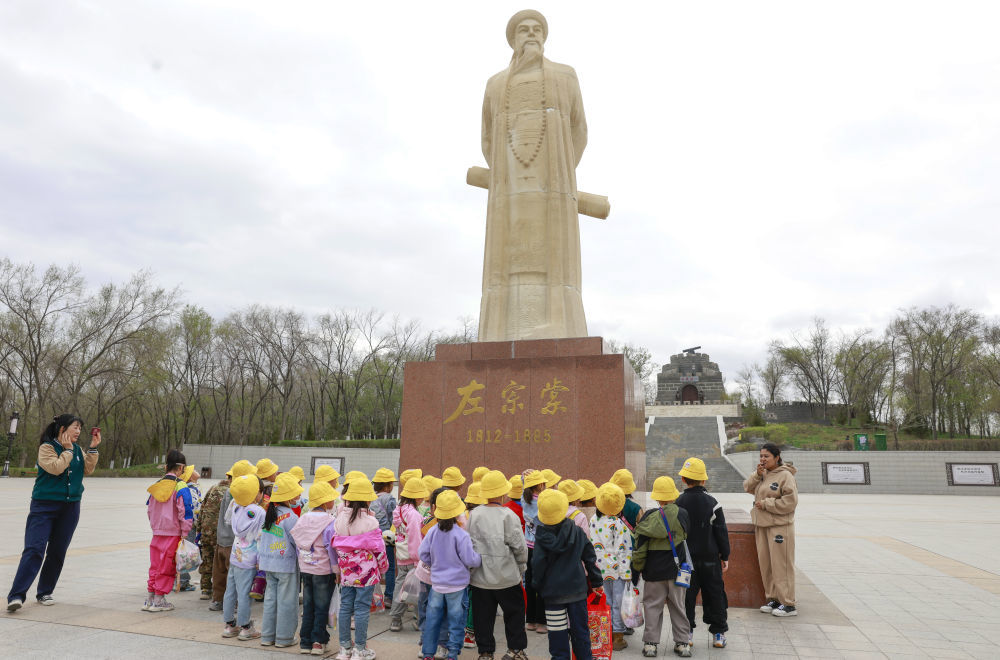 在乌鲁木齐总体国家安全观主题公园“一炮成功”广场，讲解员为幼儿园小朋友讲述左宗棠收复新疆的故事（2025年4月15日摄）。新华社记者 王菲 摄