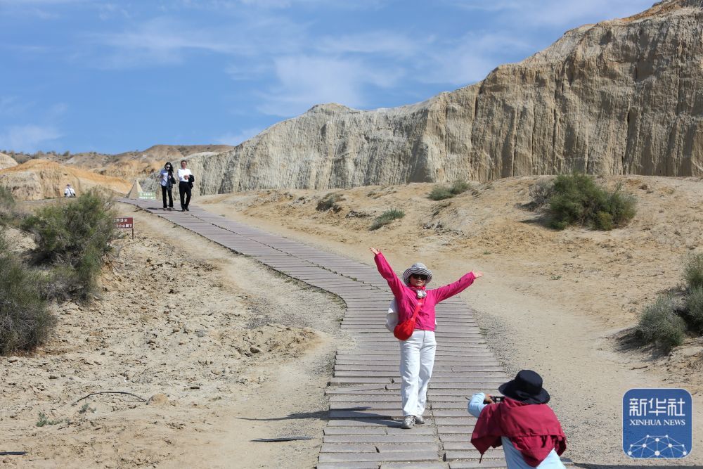 ↑ 9月8日，游客在新疆阿勒泰地区福海县乌伦古湖海上魔鬼城景区拍照。