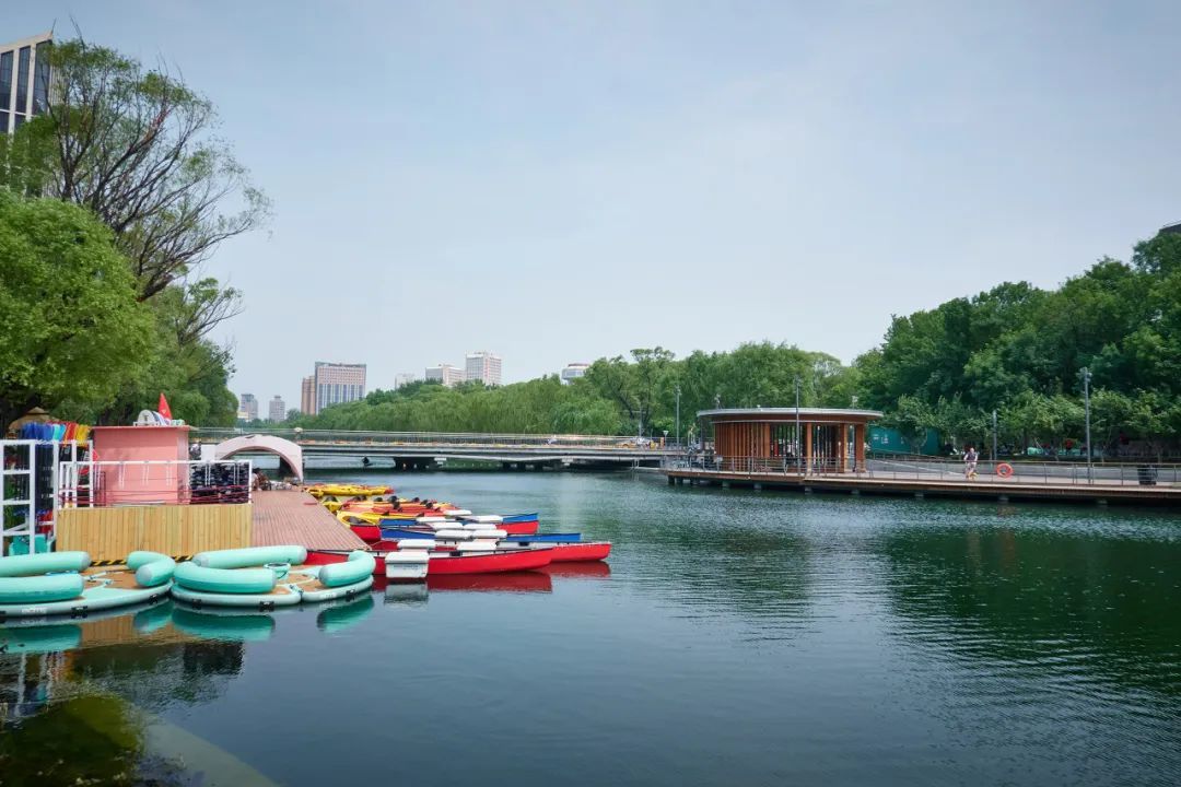 北京朝阳亮马河国际风情水岸公园。（图/图虫创意）