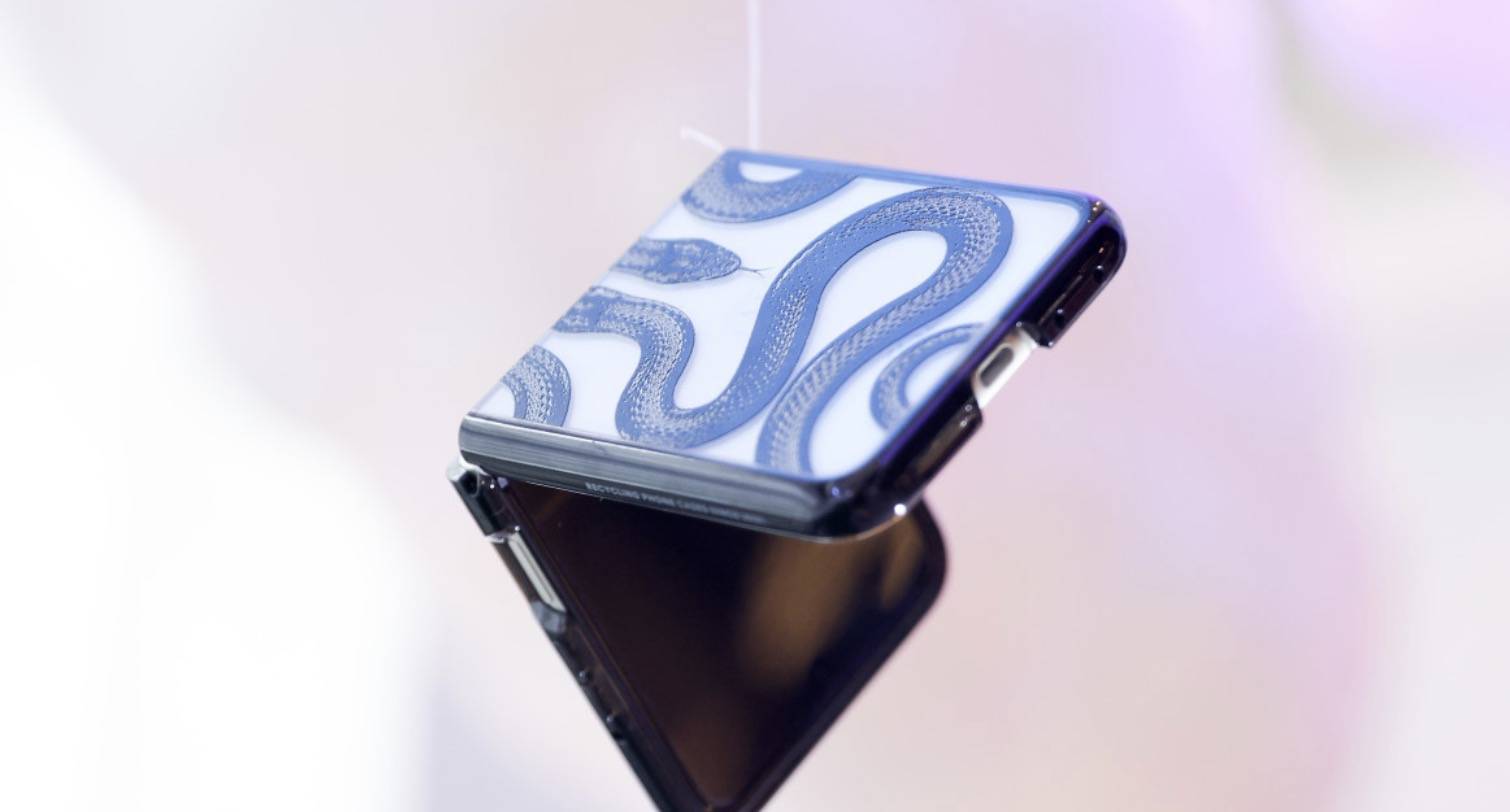 AI 替你玩手机,Moto Razr 60 折了屏幕,还想折叠时间