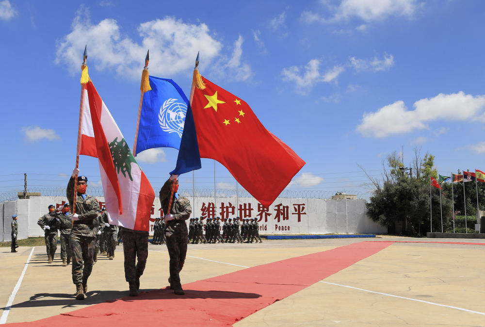 在黎巴嫩南部辛尼亚村的中国维和部队营区，中国维和部队官兵在受勋后通过观礼台（2022年7月1日摄）。 新华社记者 刘宗亚 摄
