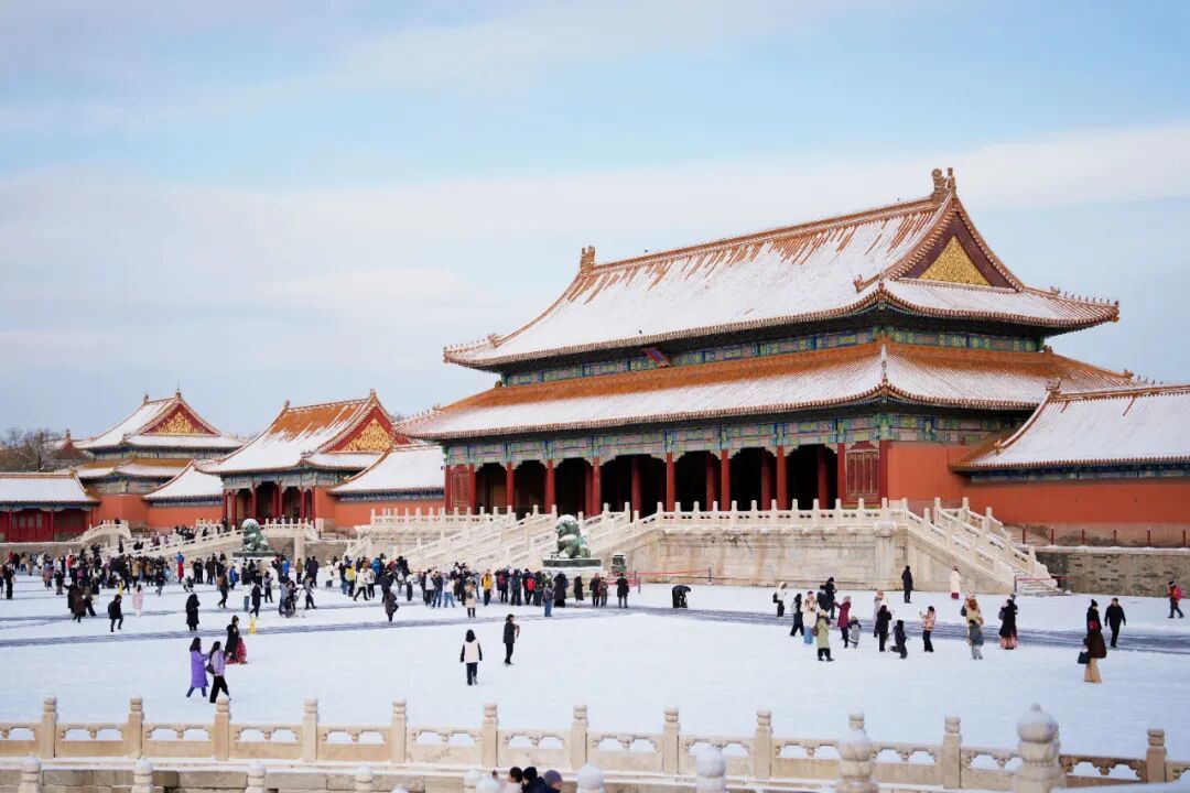 12月13日,游客在雪后初霁的故宫游览 图源:新华社
