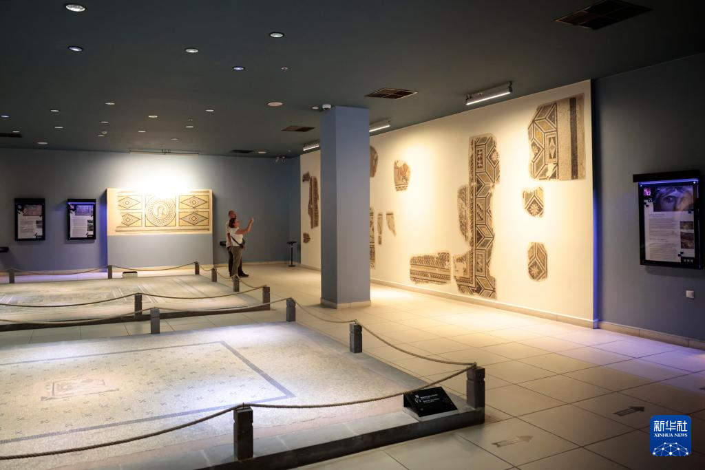 5月26日，游客参观土耳其加济安泰普的泽乌玛马赛克博物馆。新华社发（穆斯塔法&middot;卡亚摄）