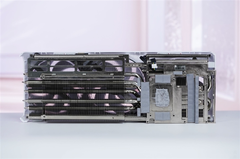 电竞叛客RTX 5070 Ti MAX显卡评测:300W性能释放畅玩4K 隐藏电源线设计海景房绝配