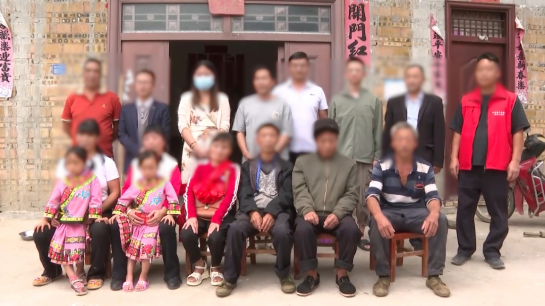杨琴（前排左三）与贵州的亲人