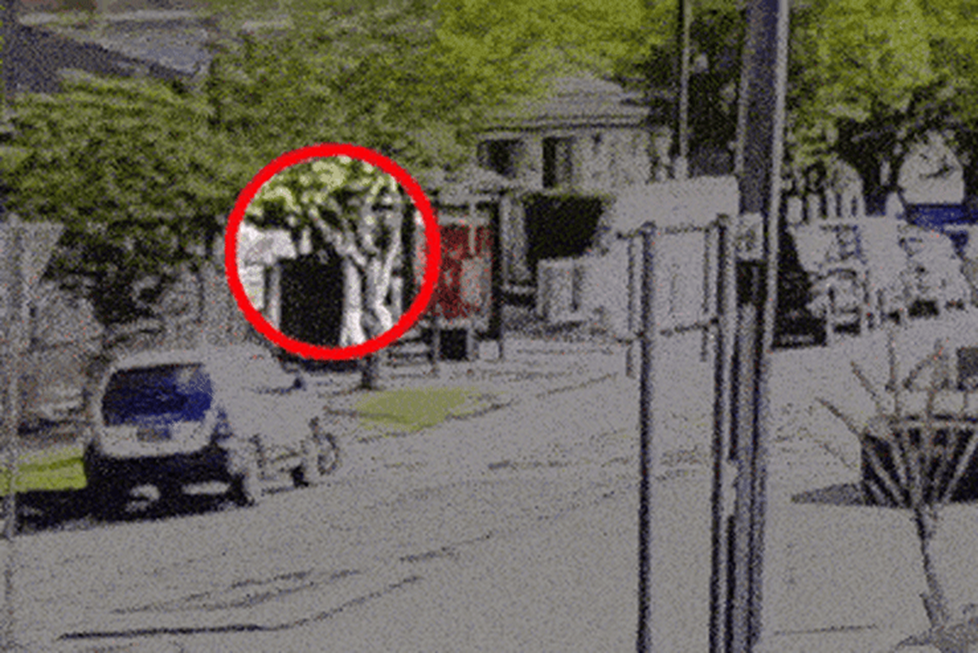 监控画面显示,当地时间12月14日下午,纳尔维德与其父从坎普西的临时住所走出来。图源:澳媒