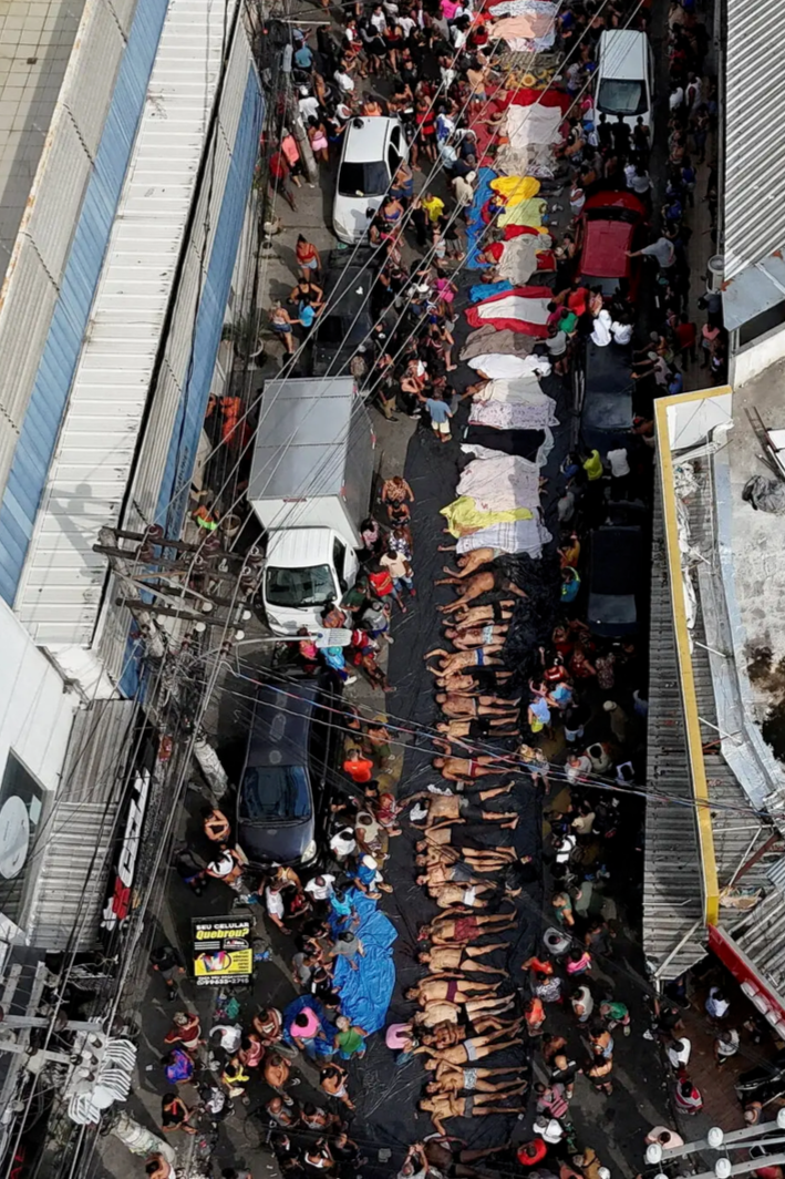 ▲居民将发现的尸体抬出,集中放置在街道上