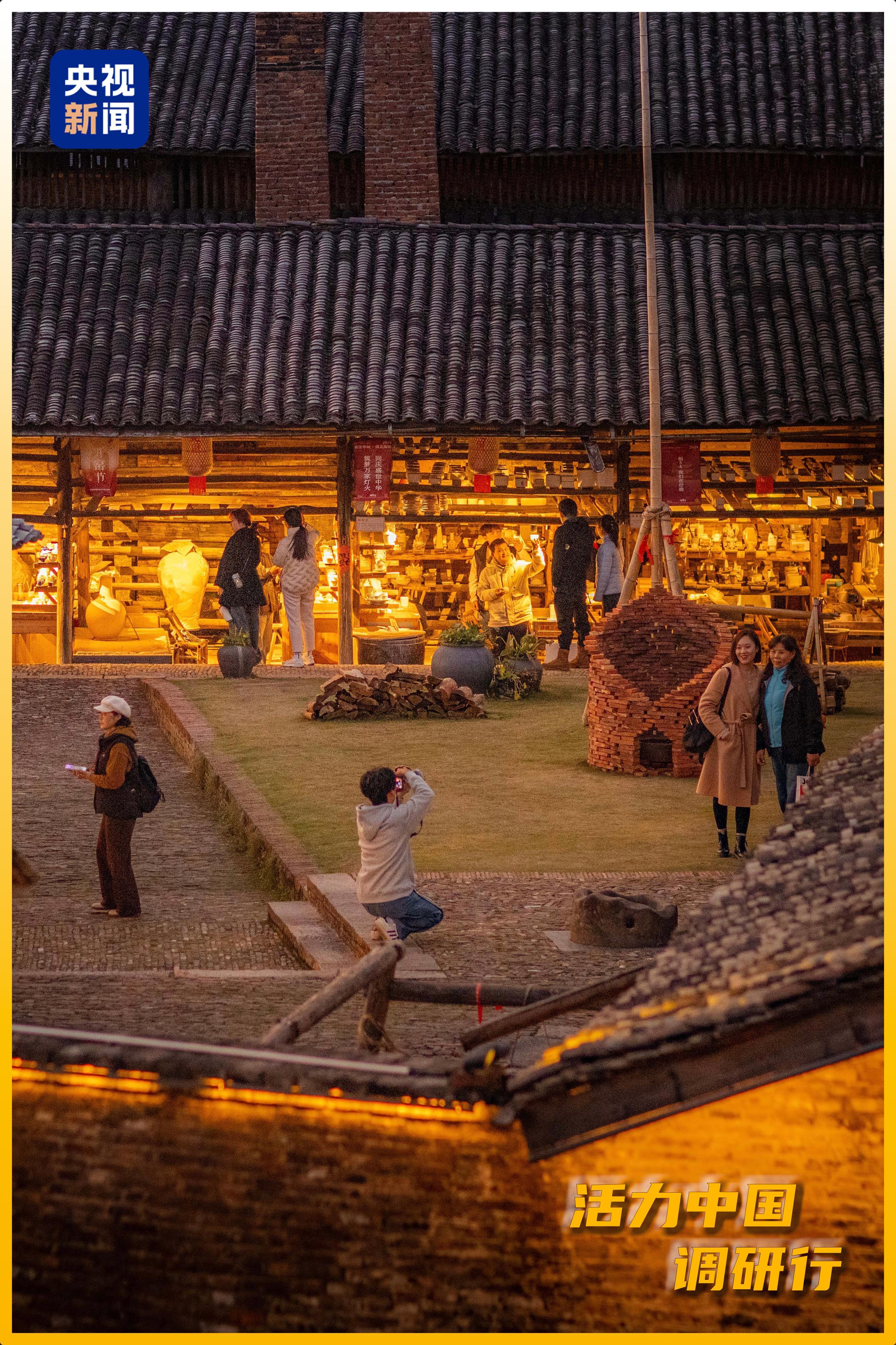 △游客在陶阳里街区游览打卡