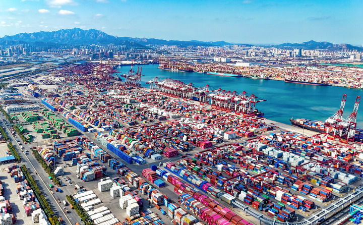 货轮在青岛自贸片区装卸货物(2025年11月5日摄,无人机照片)。新华社发(张进刚摄)