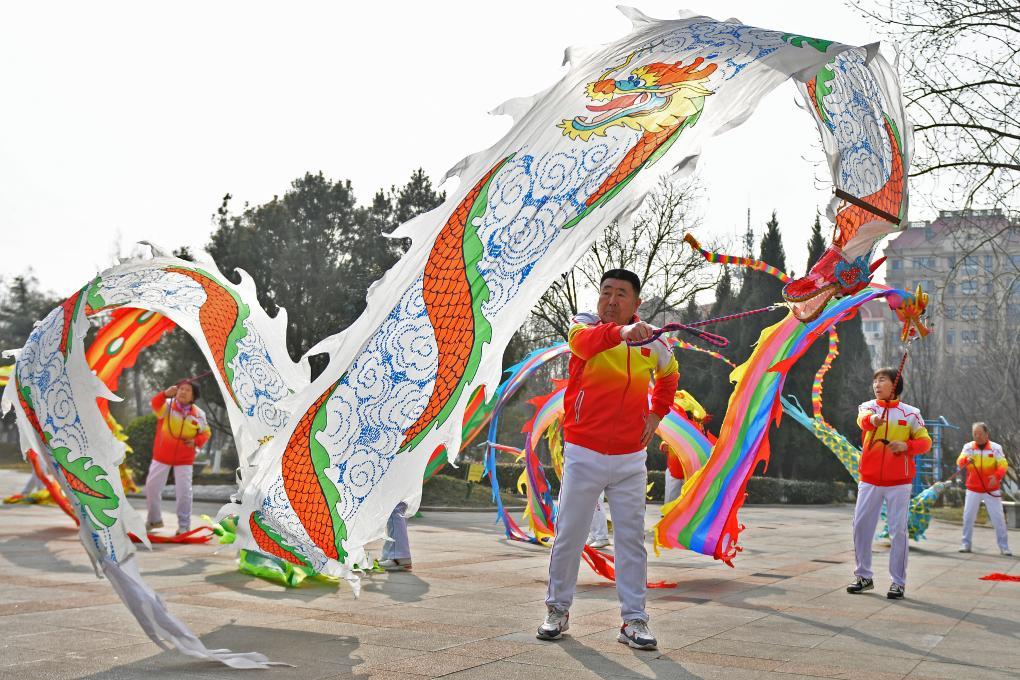 2月27日，民间艺人在山东省烟台市福山区河滨广场表演舞龙。新华社发（孙文潭摄）