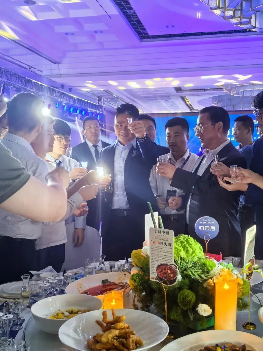 刘强东穿西装戴百达翡丽炒菜,黄仁勋千万RM不离身,大佬都爱啥表?