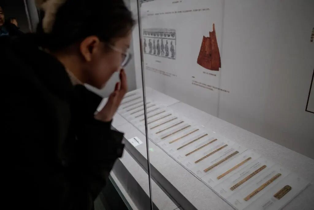 游客参观居延汉简展览 新华社记者 连振 摄