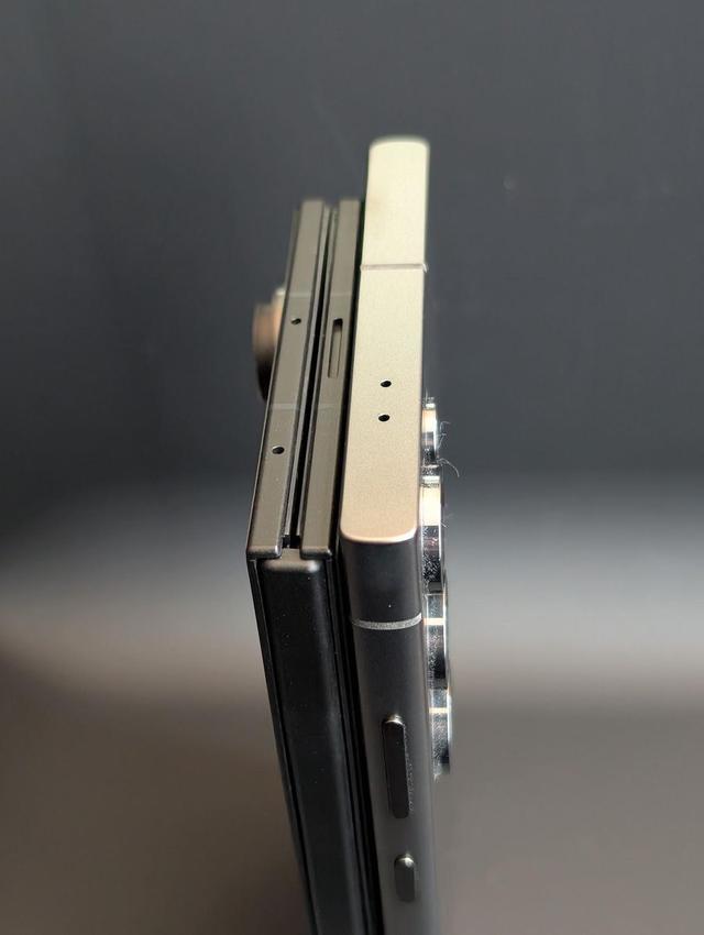 三星Galaxy Z Fold7折叠手机真机曝光:最薄处4.7/10.1毫米