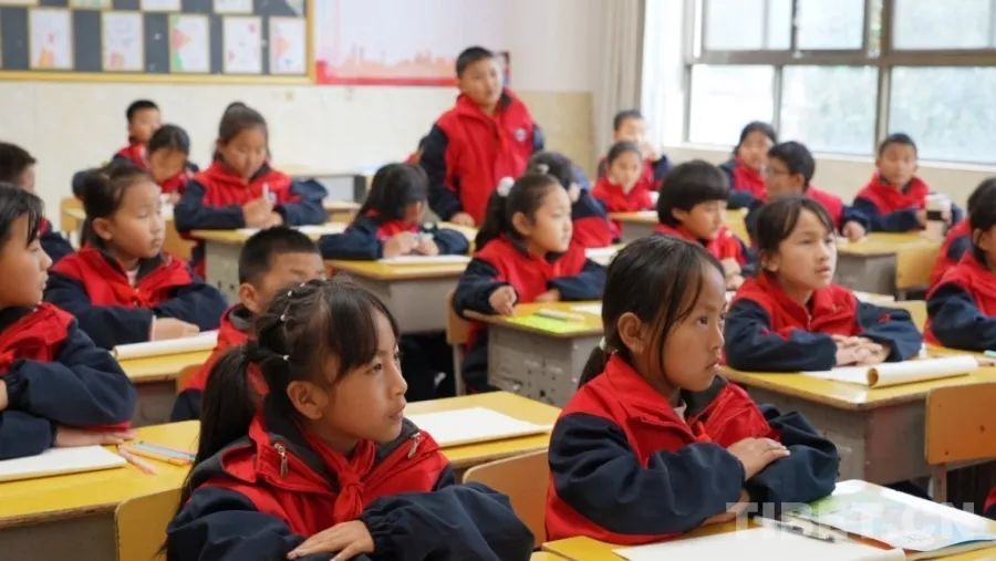 图为林芝市墨脱县完全小学课堂 摄影：王茜