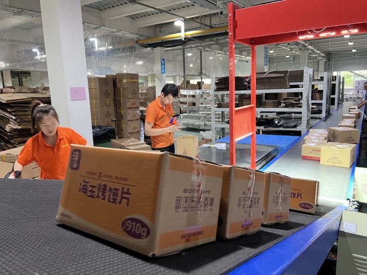 海玉园食品有限公司的工人正在打包海玉产品寄往全国。（新华每日电讯记者张磊摄）